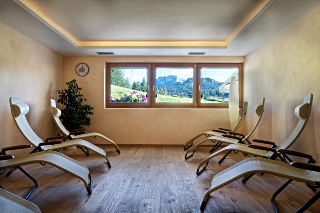 B&B - Hotel Ciasa Rue Blanch San Cassiano  Exterior photo