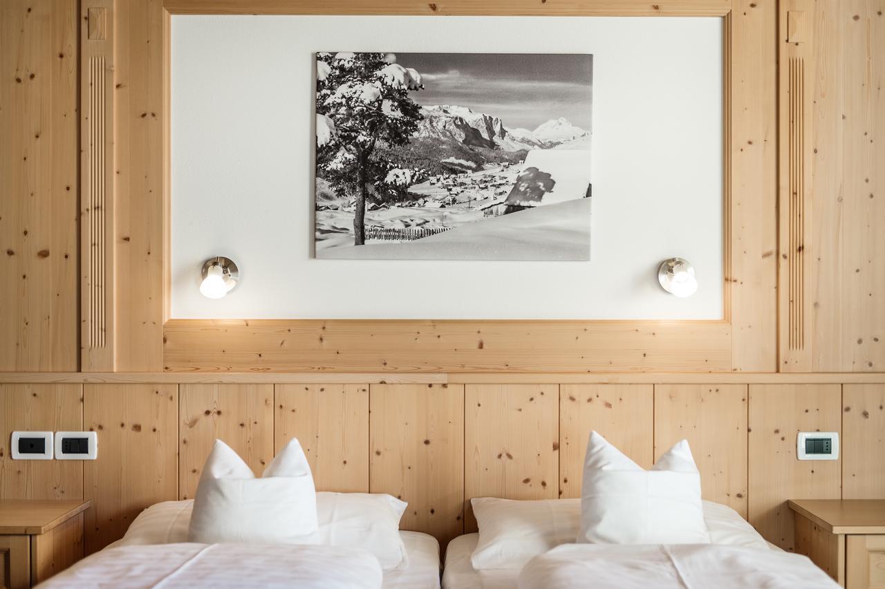 B&B - Hotel Ciasa Rue Blanch San Cassiano  Exterior photo